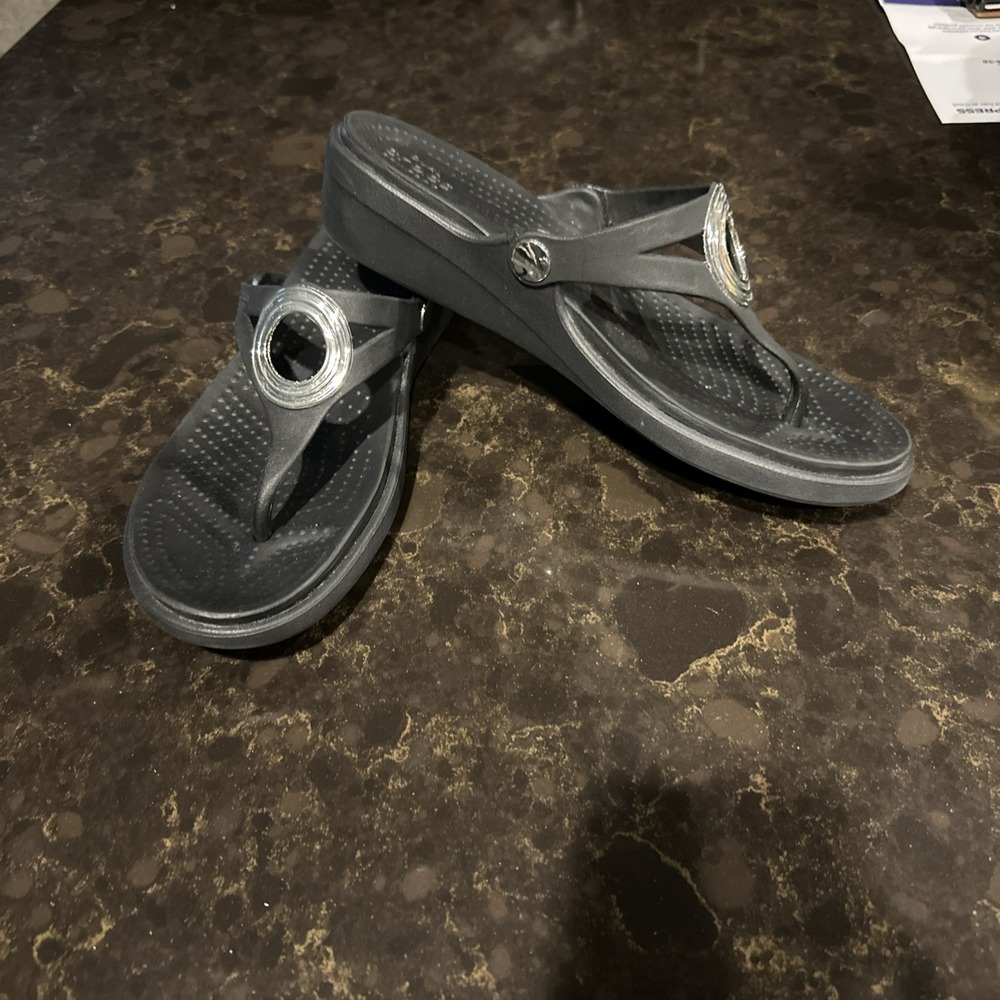 Crocs Sanrah Black Comfort Wedge Flip Flops Sandals Womens sz 9 O Ring